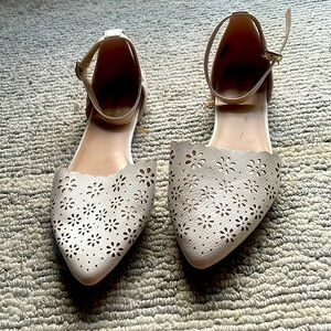 Women’s size 6 off-white flats
